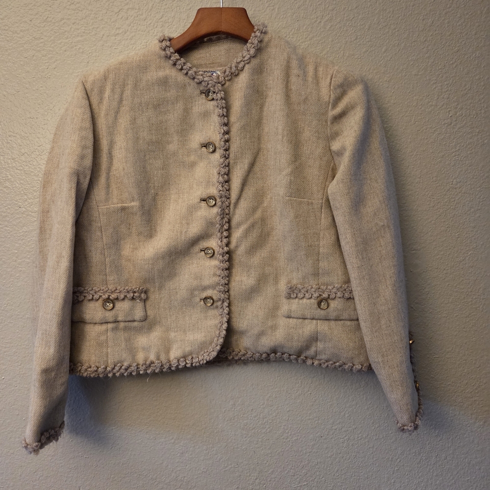 Elegant Beige Women's Suit Jacket Vtg
